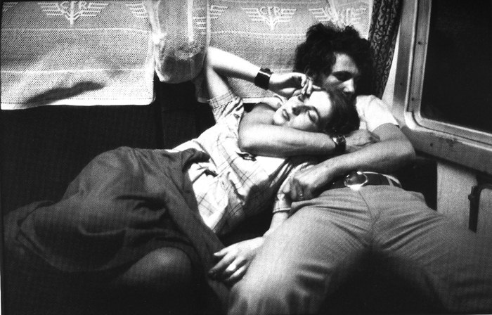 henri-cartier-bresson-in-a-train-romania-19751